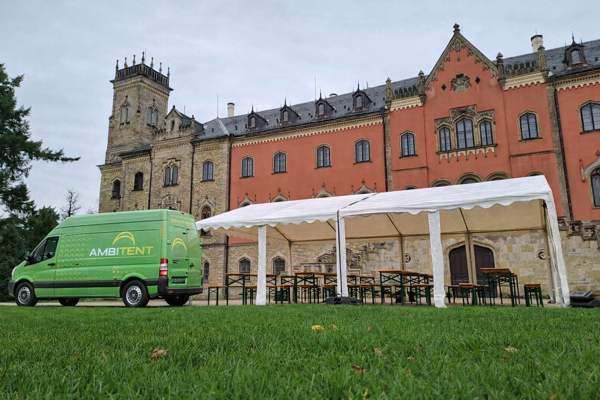 Party stan a posezení před zámkem Sychrov zajištěné společností Ambitent.