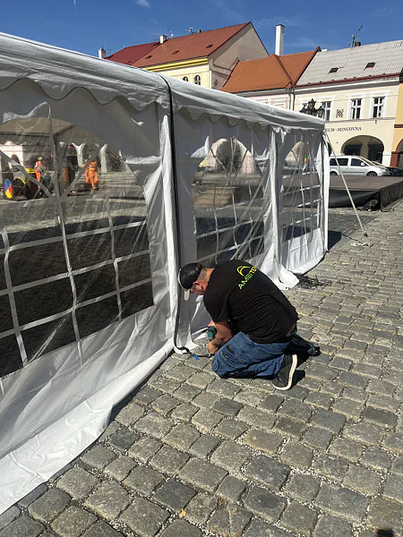 Montáž bílého párty stanu s okenními bočnicemi v Jičíně.