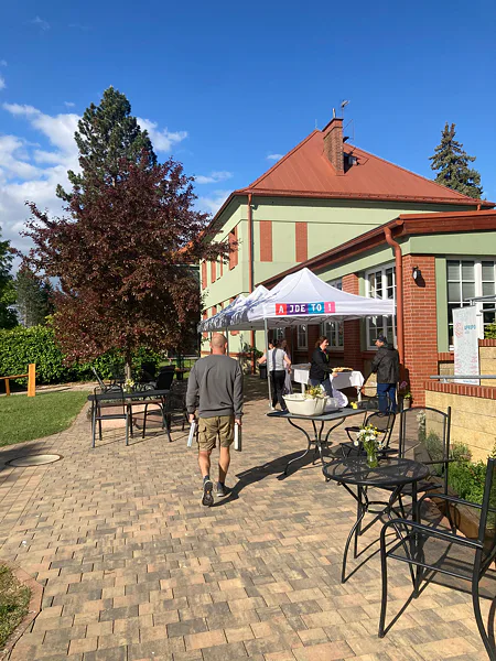 Nůžkový stan Ambitent na akci pro firmu APROPO před budovou.