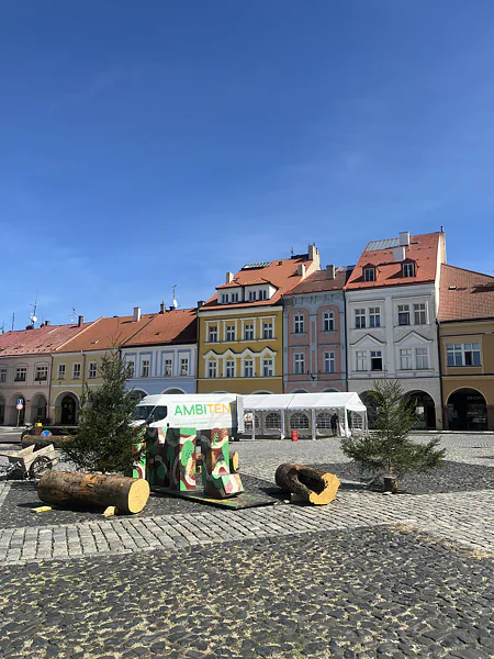 Festivalová výzdoba a bílé párty stany na jičínském náměstí.