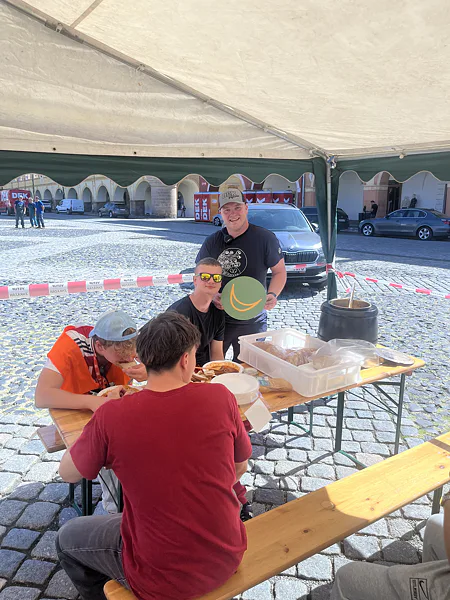 Posezení u pivního setu pod párty stanem na festivalu v Jičíně.