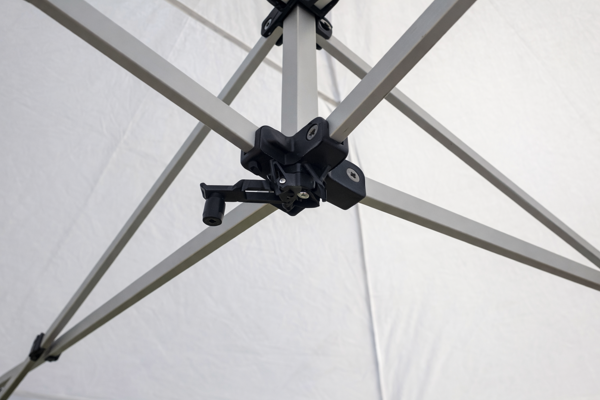 Klika nůžkového stanu Ambitent ke snadné manipulaci střešní konstrukce