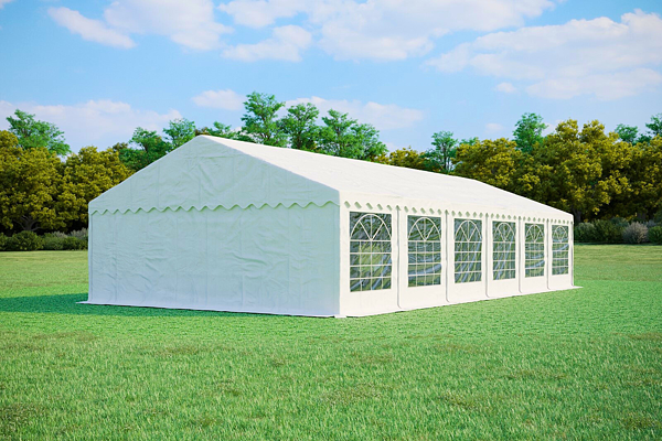 Bílý party stan 6x12 m Standard s okny, kompletně uzavřený, postavený na trávě.