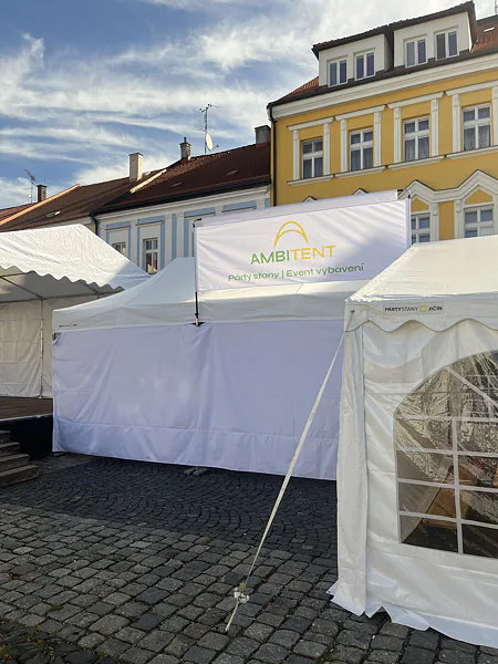 Bílý stan s potiskem Ambitent na festivalu v Jičíně.
