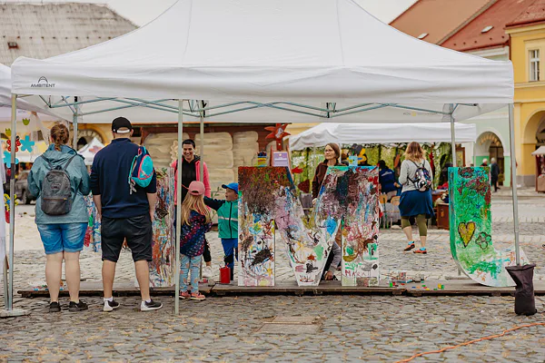 Dětská tvořivá dílna pod party stanem Ambitent na akci Jičín město pohádky.