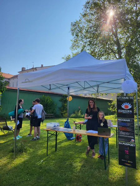 Nůžkový stan Ambitent na festivalu Duhovka