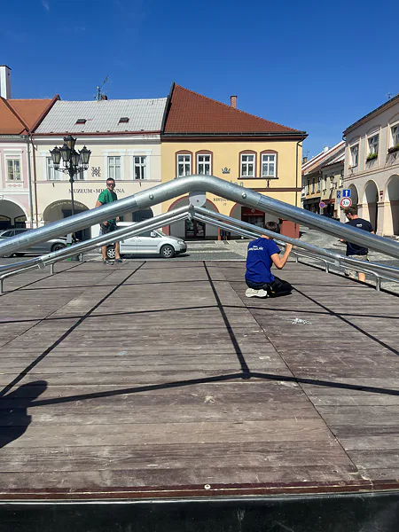 Montáž střešní konstrukce párty stanu na pódiu v Jičíně.